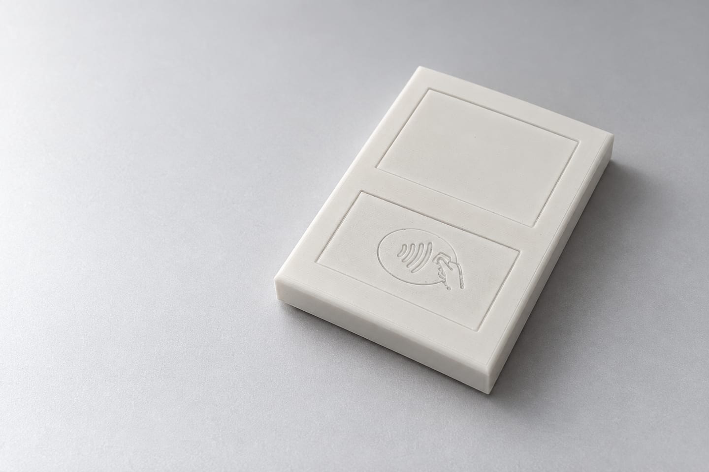 Weißer SmartBon-Prototyp mit NFC-Symbol