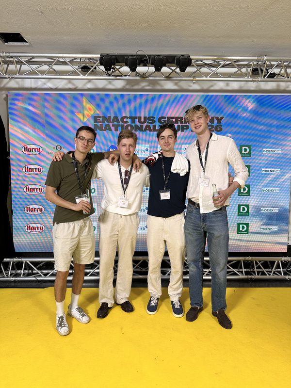 SmartBon-Team vor der Fotowand des Enactus Germany National Cup 2026