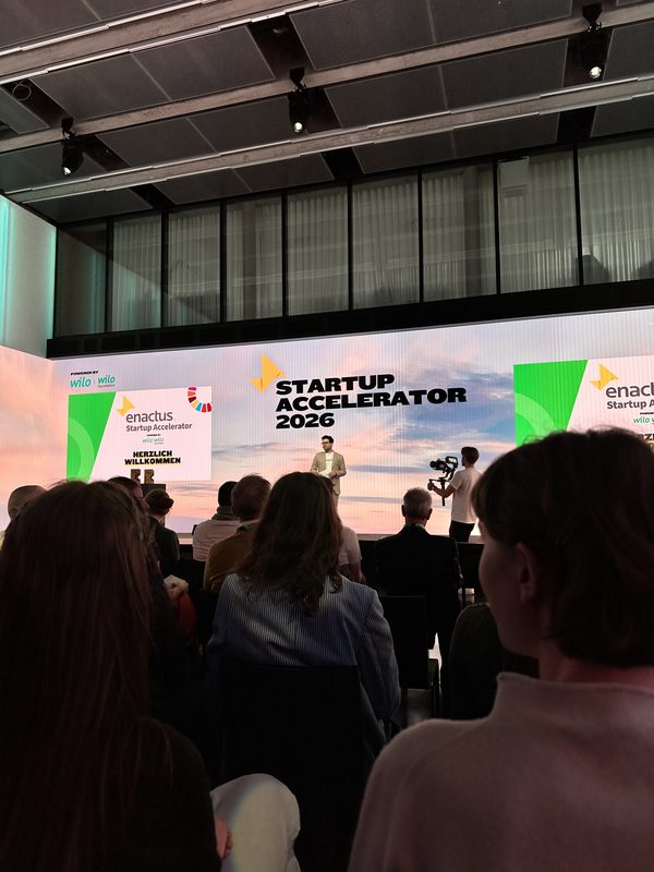 Bühne des Enactus Startup Accelerator 2026 mit Publikum
